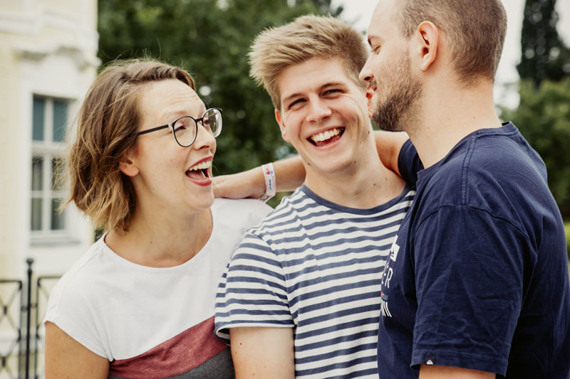 3 Personen haben Freude